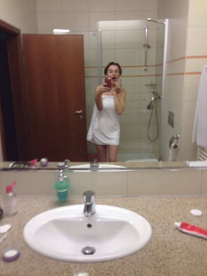 Eva Holubová v kúpeľni. Bojí sa, že jej súkromné fotky budú zneužité.